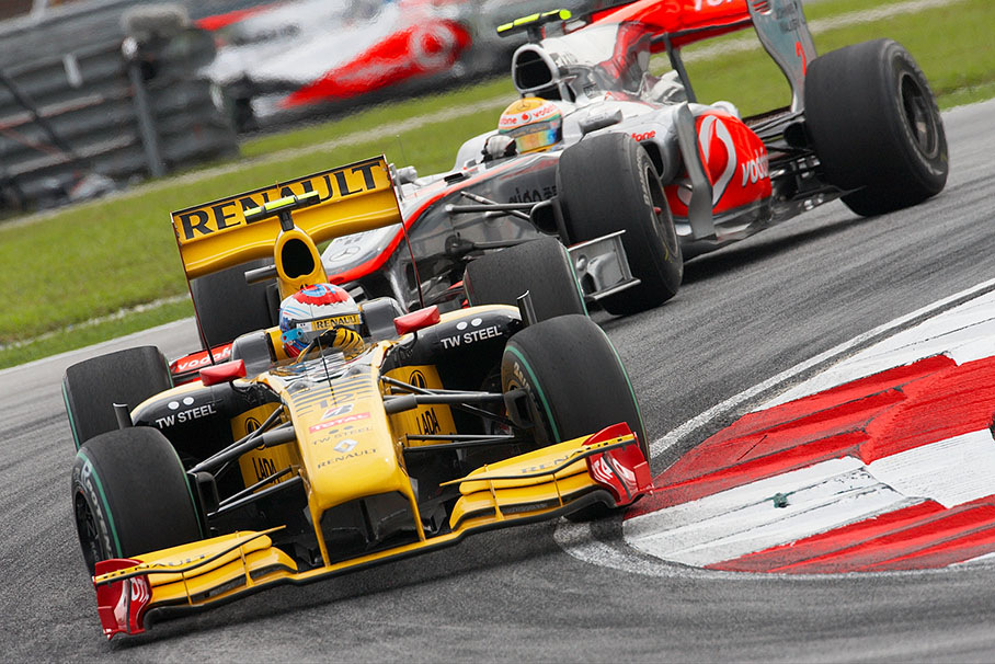 Vitaly Petrov, Renault, with a pushing Hamilton in his neck