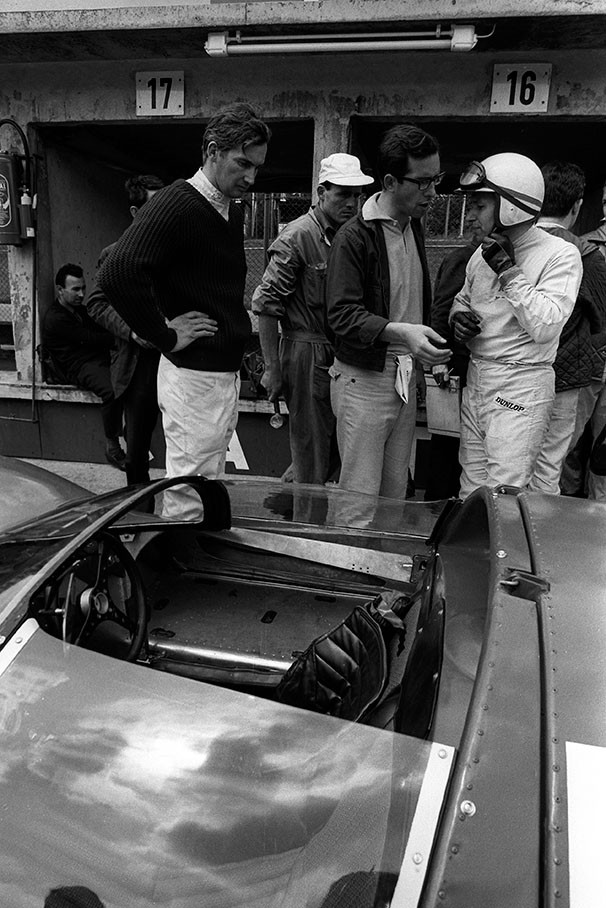 Ferrari engineeer Mauro Forghieri talks with John Surtees (GB) and Mike Parkes (GB) besides the Ferrari 330 P3 Spyder #0844 during a pitstop
