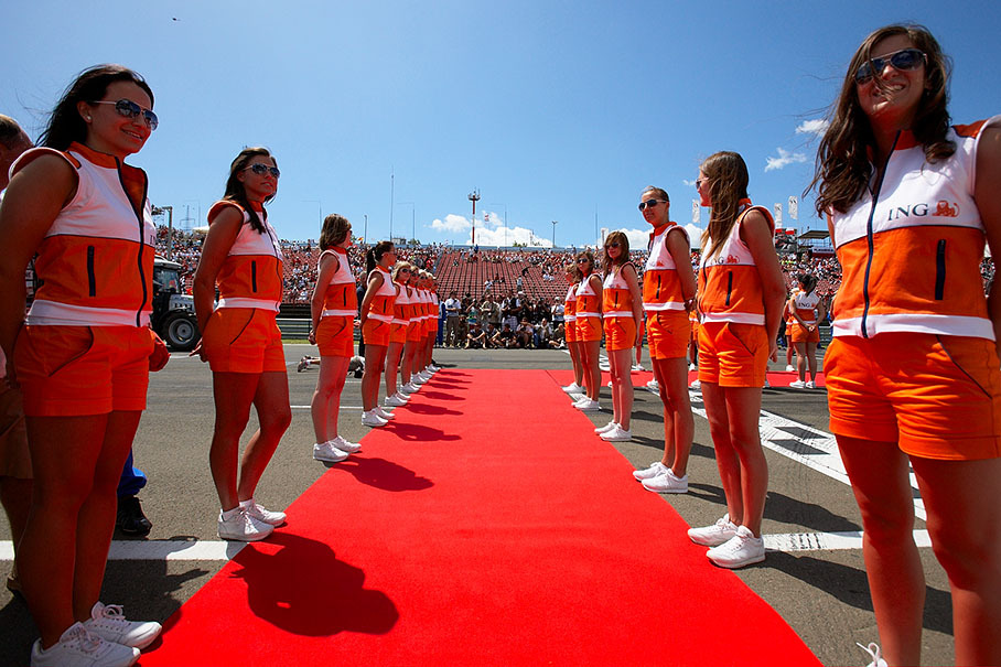 The grid girls wait for the drivers