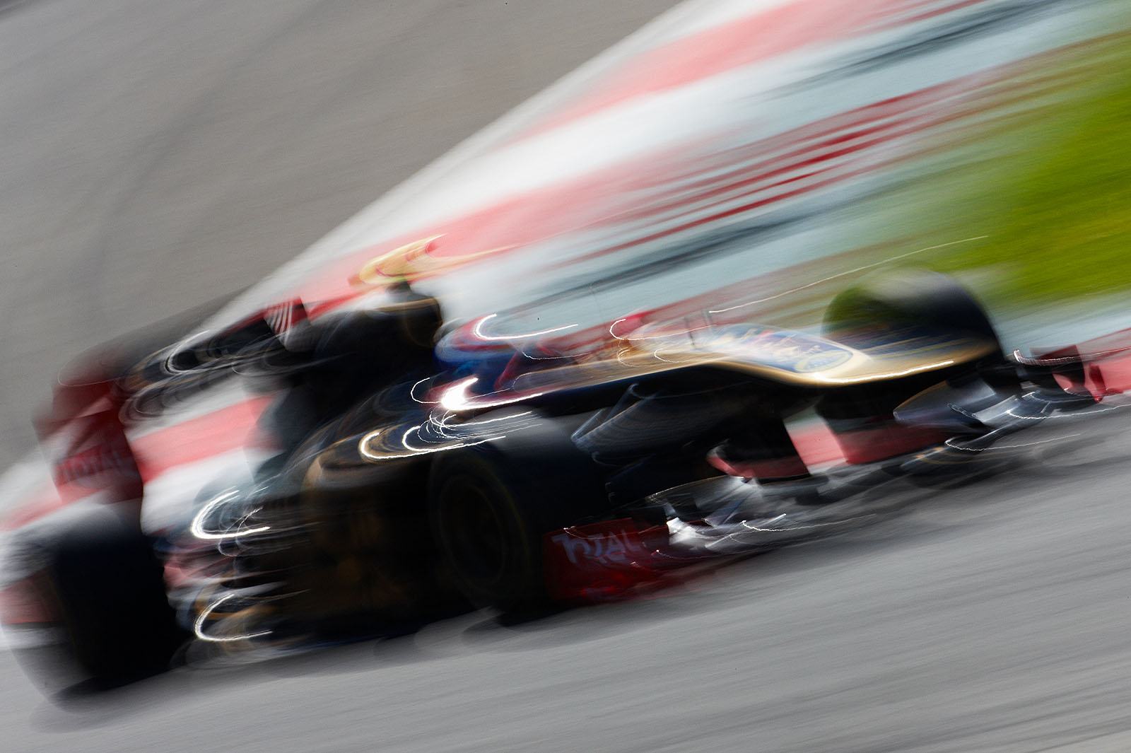 Vitaly Petrov, Lotus Renault GP