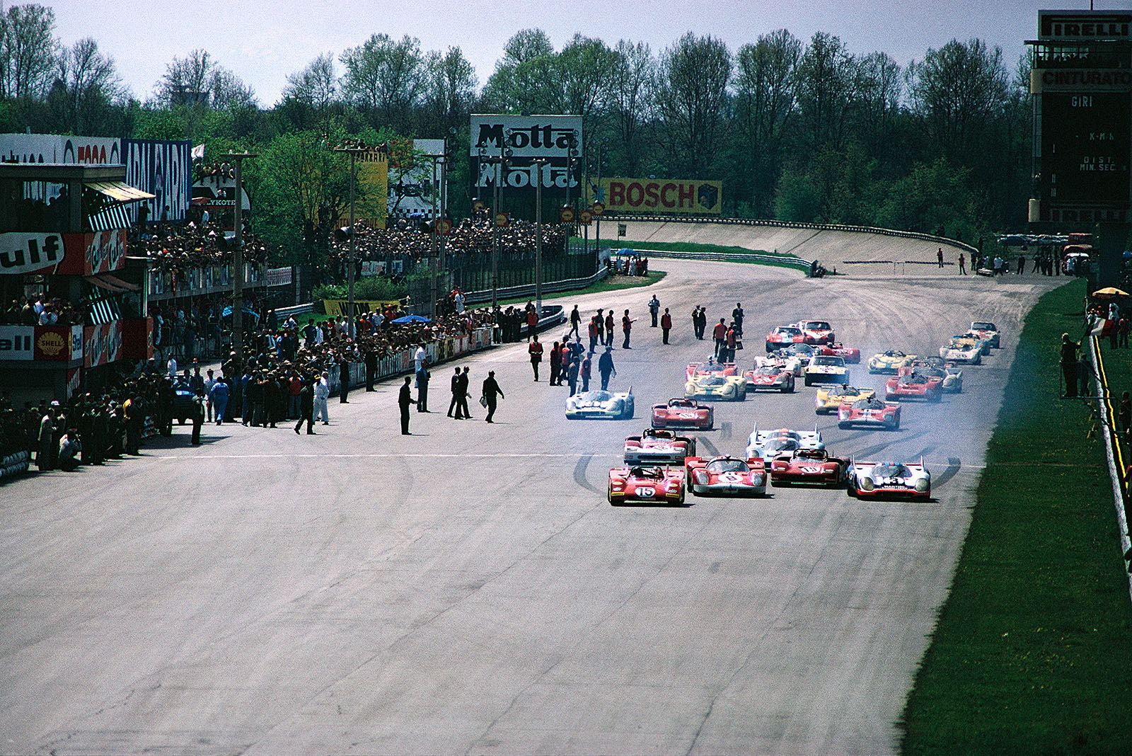 Start for the 1000km Monza (I), 1971: The Ferrari 312PB no. 15, driven by Jacky Ickx (B), takes the lead while Vic Elford (GB), Martini Porsche 917 no. 3, looses his pole position by having to much wheelspin. Trying to squeeze in between are Mike Parks (GB), Ferrari 512 S/M no. 8 and Rolf Stommelen (D) in the Alfa Romeo T33/3 no. 19.