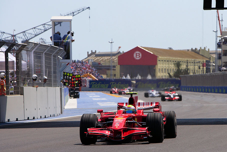Massa quickly draws away from the field in first lap