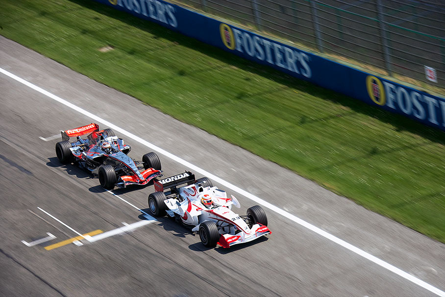 Raikkonen in Ide's neck