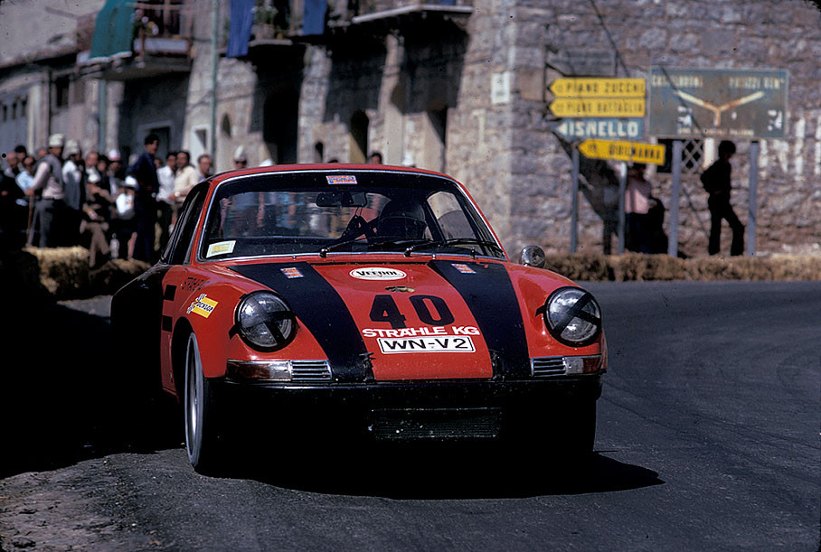 Sixth placed Giulio Pucci (I) and Dieter Schmid (D) on Porsche 911 S