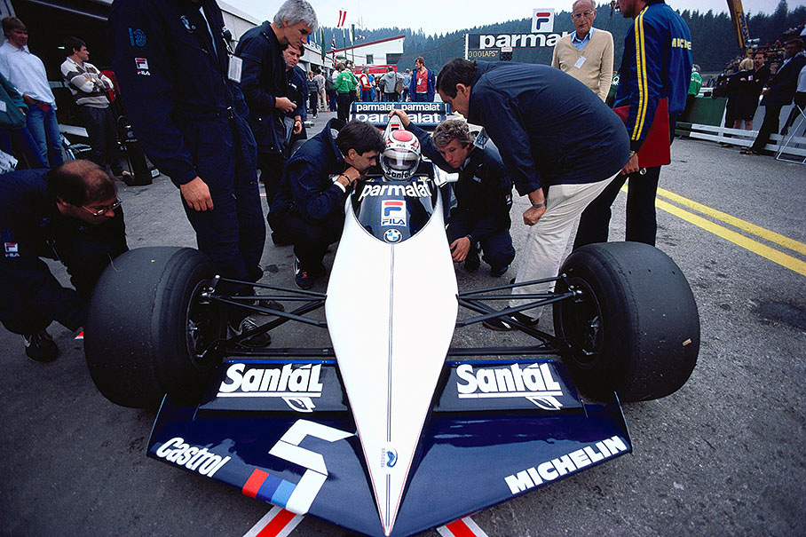 Nelson Piquet in his 1.5 t/c Brabham BT52-BMW 4, next to him from left to right: Gordon Murray, Charlie Whiting and Paul Rosche of BMW