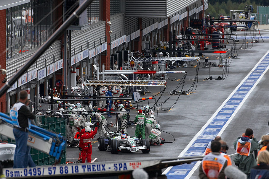 Pit stop of Barrichello in lap 17