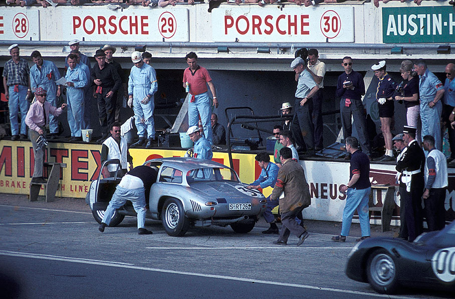 Heinz Schiller (CH) and Ben Pon (NL) drive this Porsche 356B 2000 GS GT 122 991, is the engine or rather the loose pants the reason for a DNF?