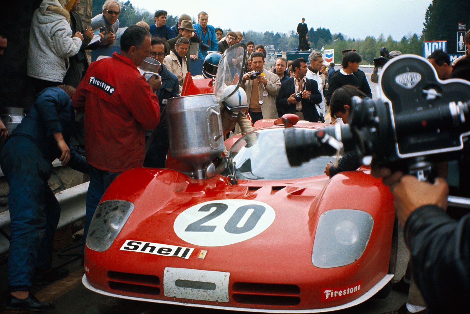 Pit stop and change of driver of Jacky Ickx (B) and John Surtees (GB) on Ferrari 512 S #1038