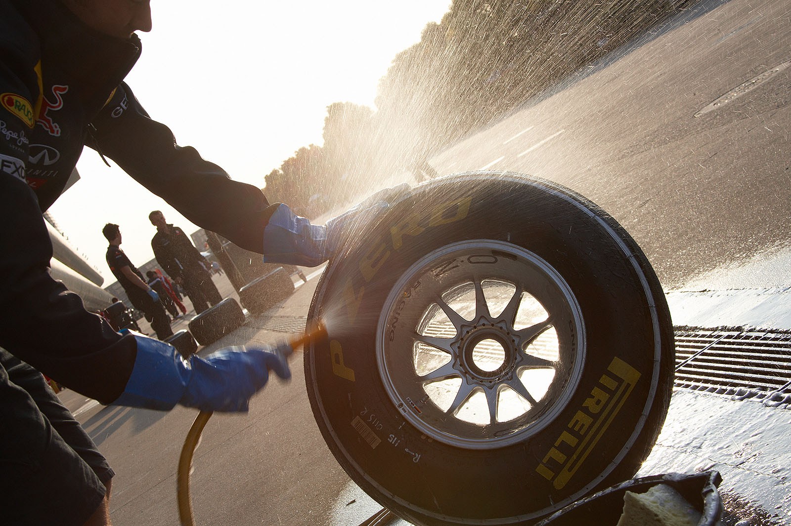 Red Bull mechanics clean the tyres properly