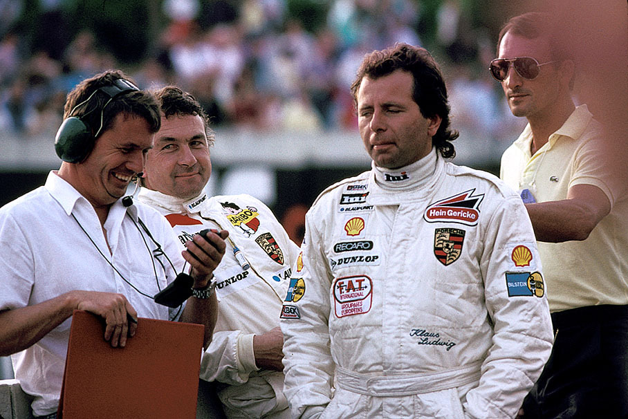 Porsche pit talk Le Mans 24h 1988 (from left to right: Klaus Bischof, Frank Jelinski, Klaus Ludwig, Manfred Jantke)