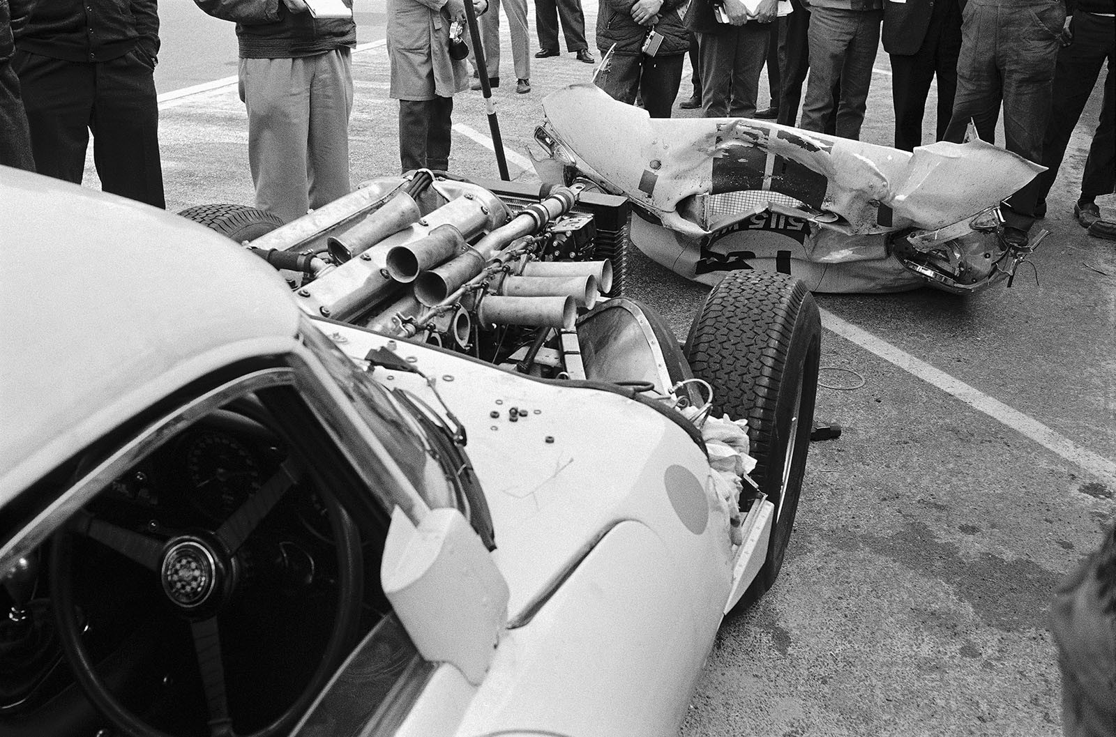 Briggs Cunningham's and Bob Grossman's Jaguar E-type Lightweight (#S850664 5115 WK) becomes second in the GT+3.0 classement despite the long unplanned stop after a crash.