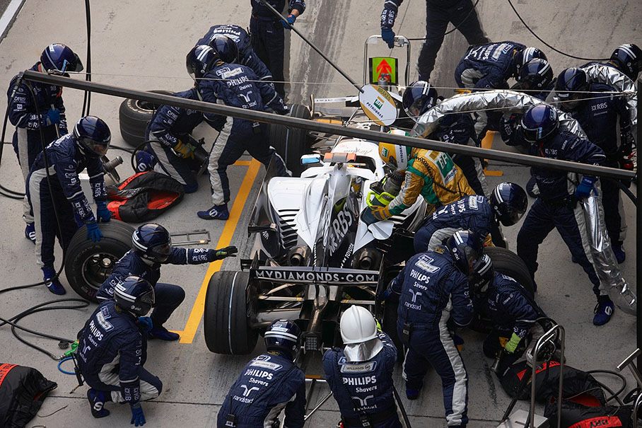 Nico Rosberg receives fuel at Williams pits