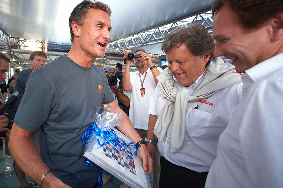 Norbert Haug endows a souvenir photo of DC's first victory with former employer McLaren (1997 in Melbourne). On the right sporting director Christian Horner of the Red Bull F1 Racing Team.