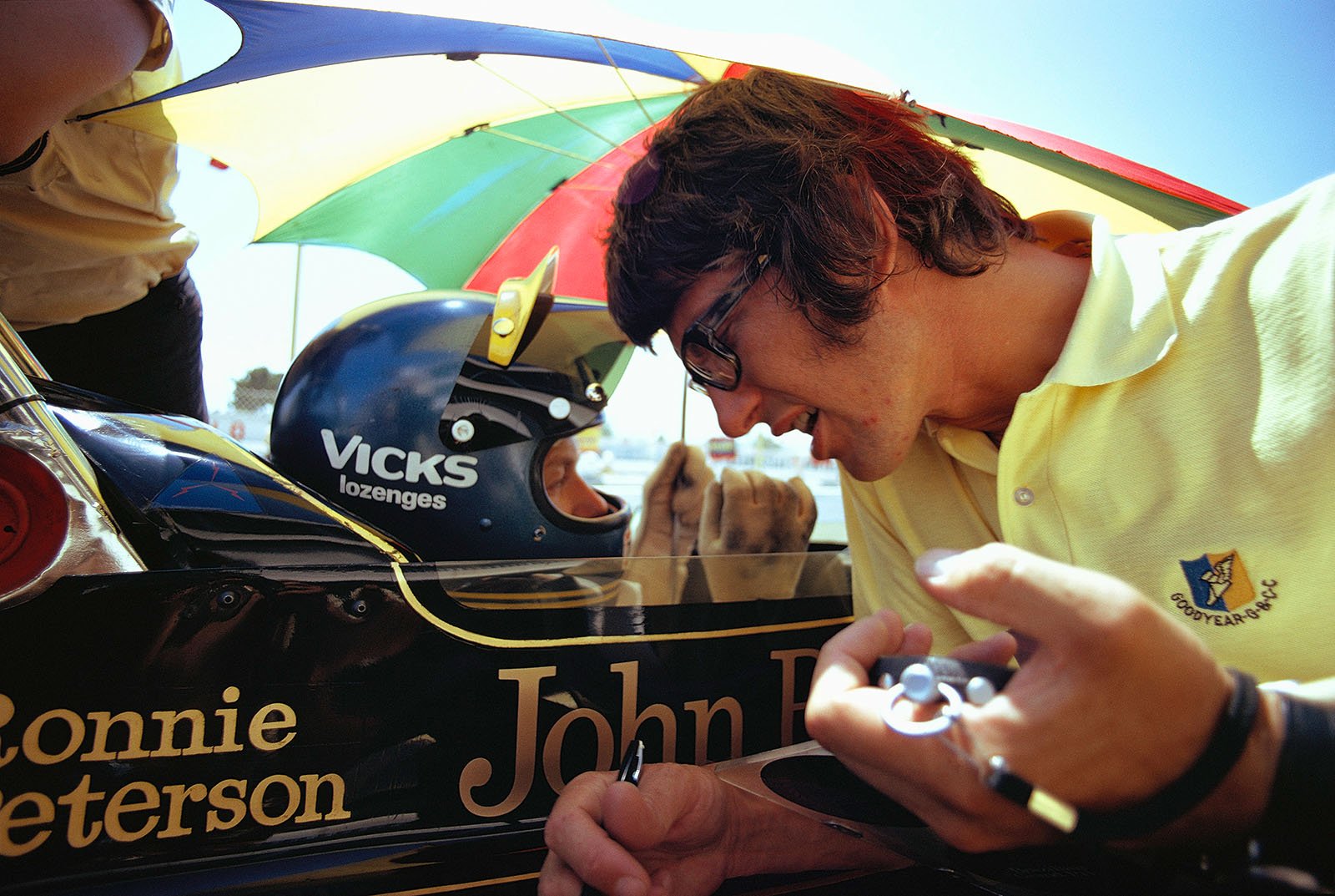 Later race winner Ronnie Peterson listens to Lotus team manager Peter Warr besides the Lotus-Cosworth 72E, French GP, Paul Ricard, 1973
