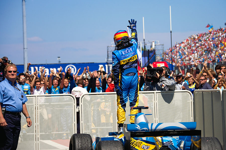 Fernando Alonso pointing out his 5th win of the season.