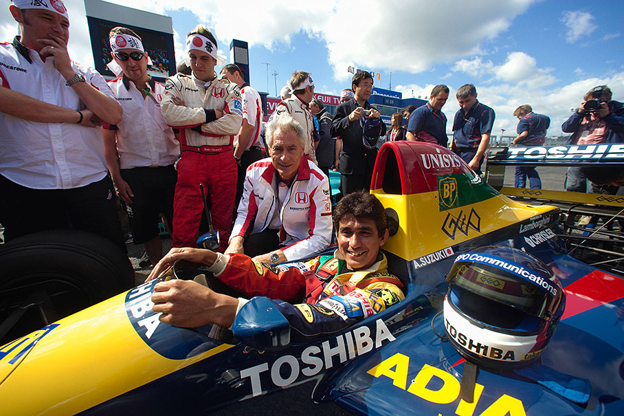 Team fouder Aguri Suzuki in his original car (in which he gained third place in 1990 at Suzuka) with Daniele Audetto, former boss of the Lamborghini F1 engine program and now his Super Aguri team's manager