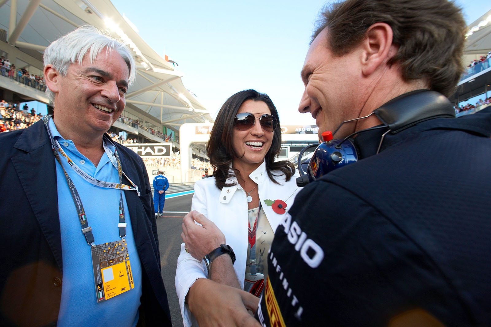 Fabiana Flosi and a VIP greet Red Bull team boss Christian Horner on the grid