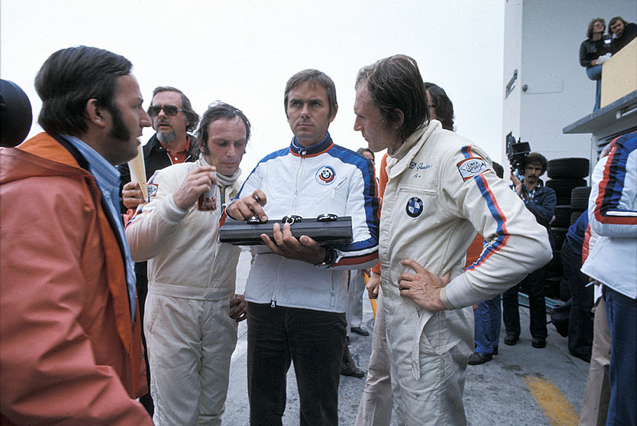 BMW race director Jochen Neerpasch with two drivers, BMW-Motorsport (D), BMW 3.0 CSL, Grosser Preis der Tourenwagen, 6-Stunden-Rennen zur Europameisterschaft 1973,  Deutsche Automobil-Rennsport-Meisterschaft (round 12), European Touring Car Championship (round 4)