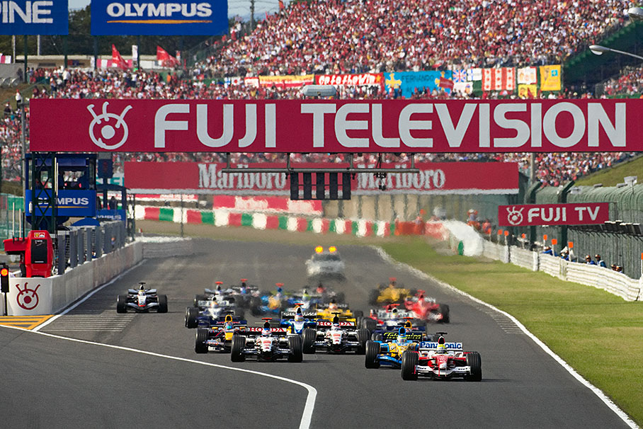 The start - many cars together trying to gain best position, Giancarlo Fisichella just overtook Jenson Button