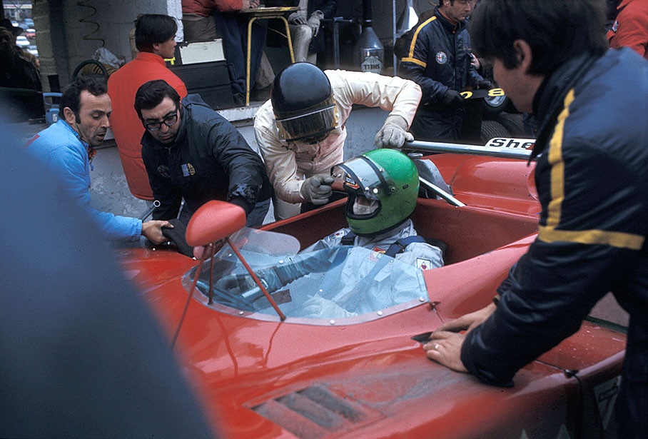 Winning team Andrea de Adamich (I) and Henri Pescarolo (F) exchange setup information on the Alfa Romeo T33/3-71 75080-005
