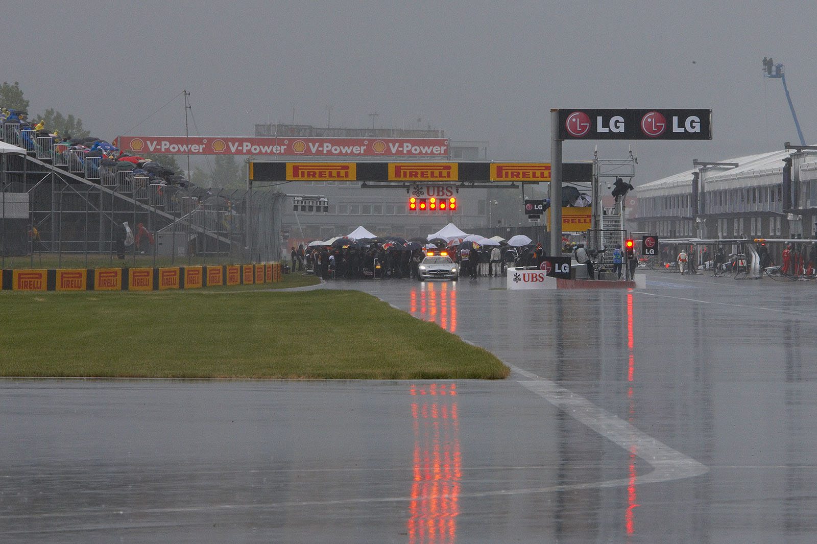 A busy crowd on the grid hopes for a soon restart of the race
