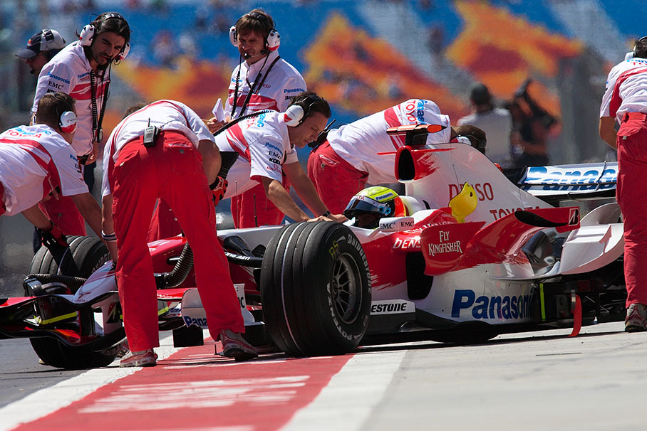 Ralf Schumacher surrounded by Toyota engineers