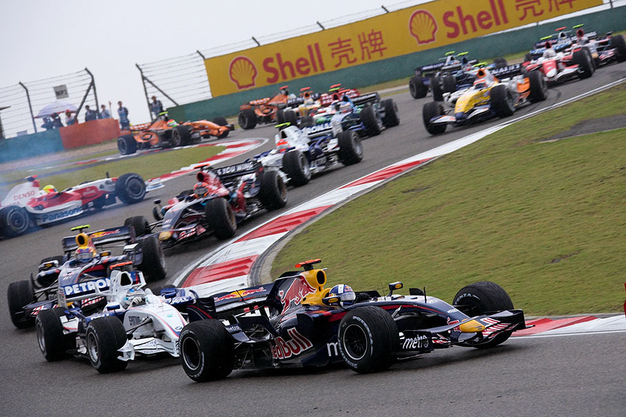 Behind the leading four, Coulthard leads the chasers Heidfeld and Webber, Ralf Schumacher spins out on the left