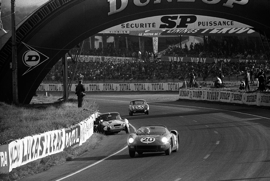 The winning team of Jean Guichet (F) and Nino Vaccarella (I) on Ferrari 275P #0816 in front of Gérard Laureau (F) and Jean-Pierre Beltoise (F) on René Bonnet Aérodjet Renault