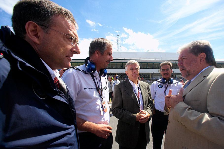 Politician Kurt Beck (on the right) honours BMW bosses at BMW Sauber's grid position: Norbert Reithofer, Klaus Draeger, Joachim Milberg and Mario Theissen