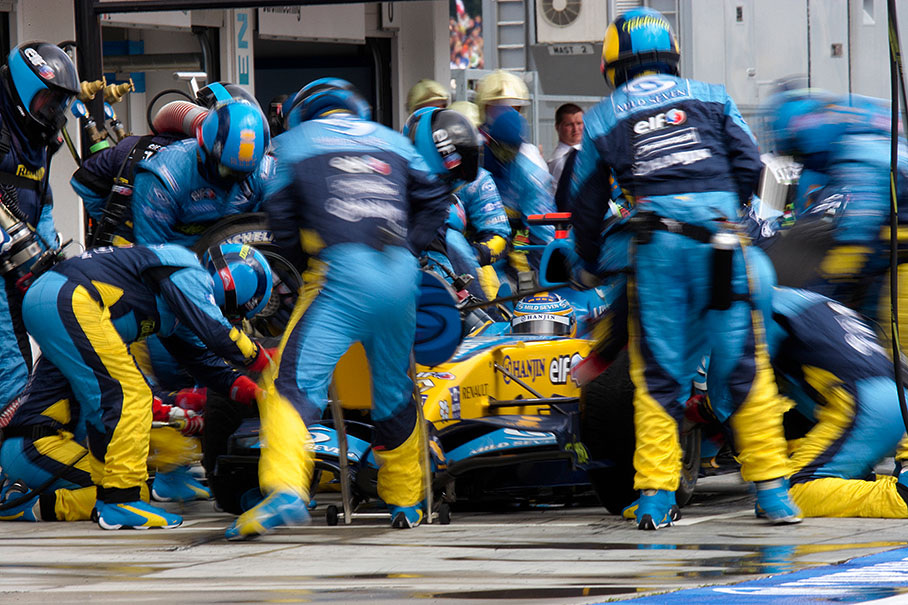 Alonso pitting in lap 51, changing to dry weather tires
