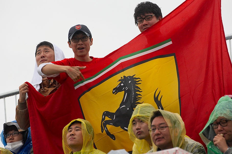Despite the rainy weather the passoin of the Korean race fans is clearly visible
