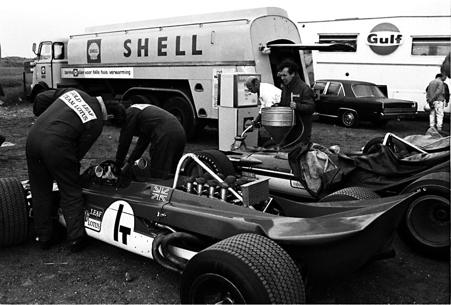 Both Lotus-Cosworth are being refueld at the shell lorry, in front the 4-wheel-drive Lotus 63