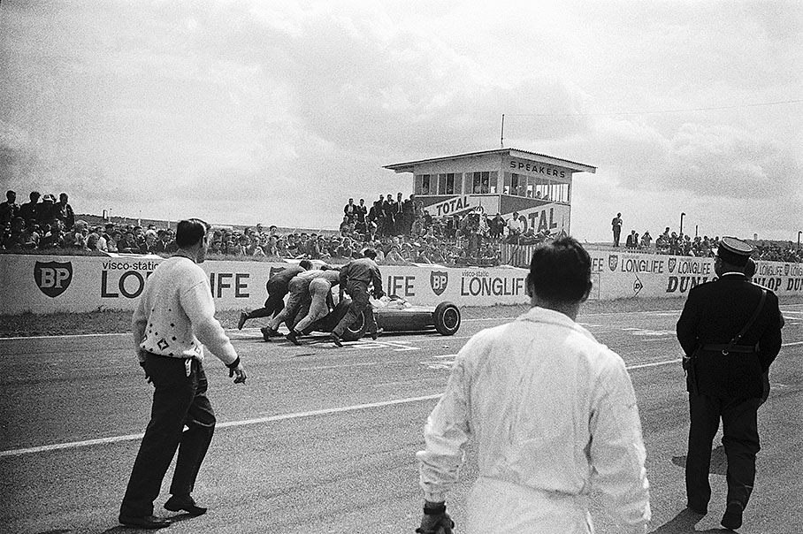 Graham Hill's BRM P61 engine stalled on the grid and is beeing pushed at the start of the French GP, Reims 1963