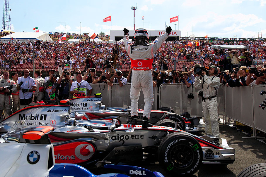 Alonso jumps on his car, celebrating his provisional pole position