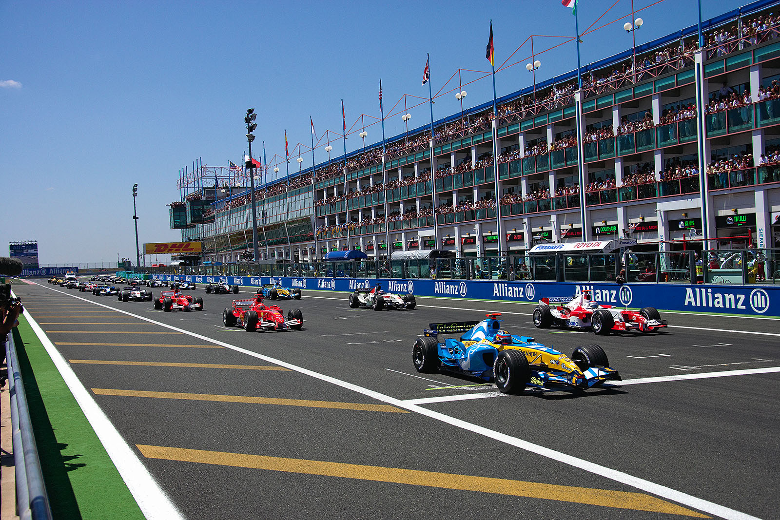 Start for the French Prand Prix at Magny Cours, 2005