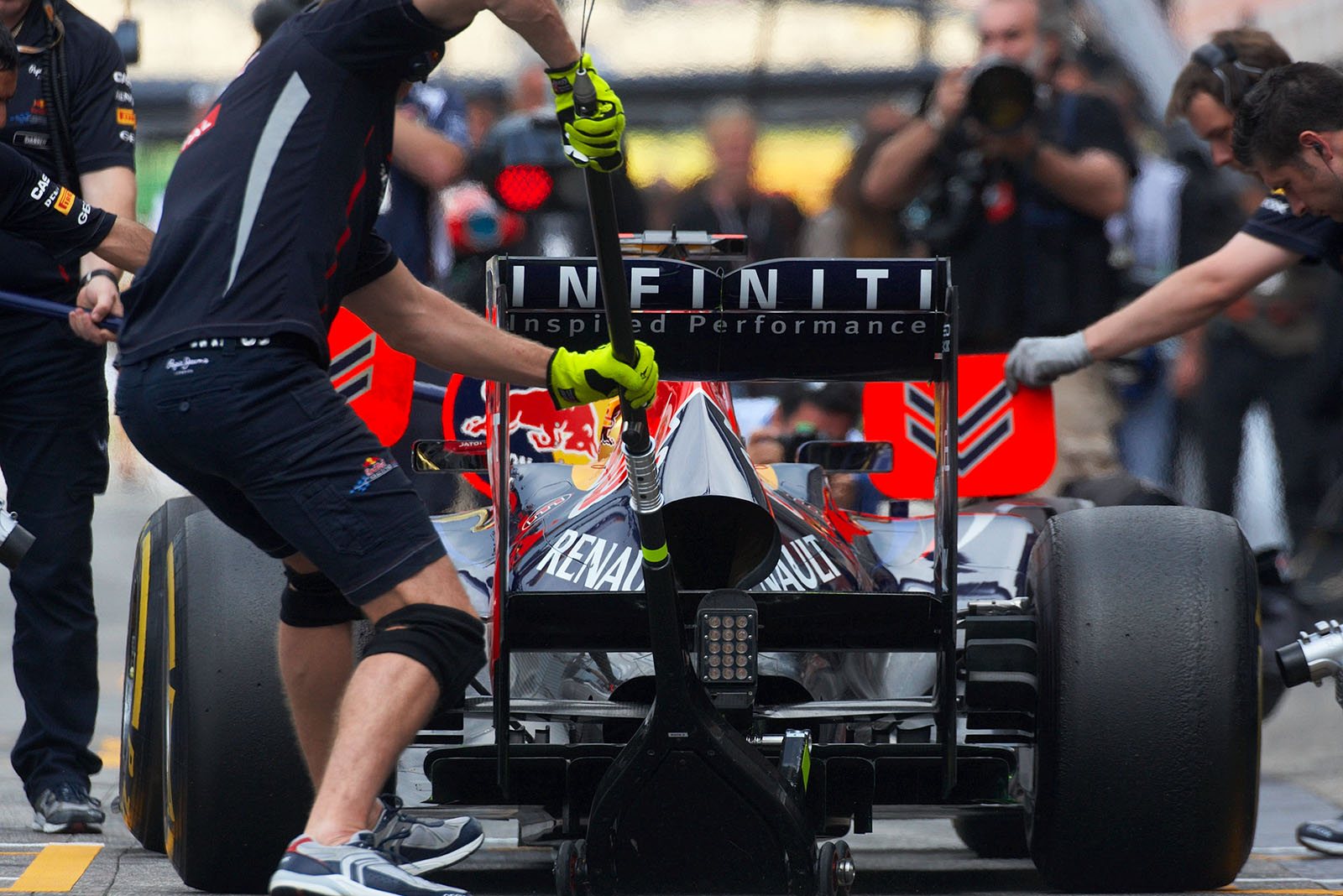 Sebastian Vettel, Red Bull Racing, practises pit stops