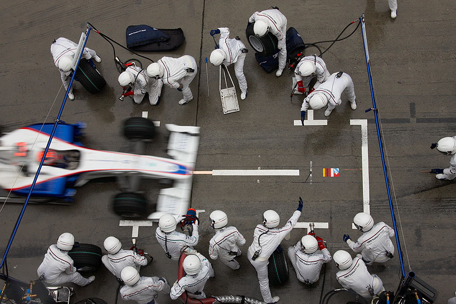 In lap 18 Kubica arrives at BMW Sauber pits with a loose nose cone after his unwanted rendezvous with Trulli