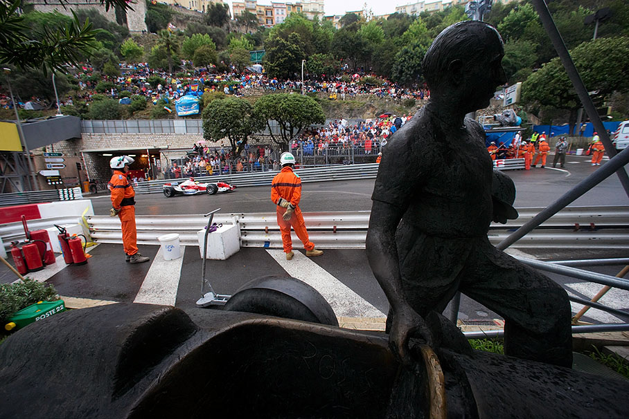 Ralf Schumacher in front of the 'fan rock' at last corner