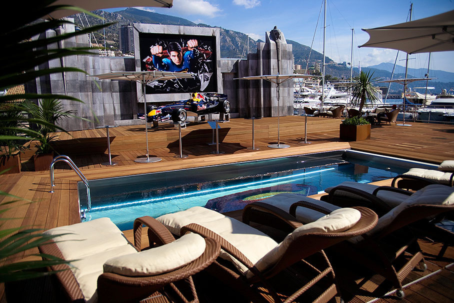 Even a swimming pool took care for the comfort of the Red Bull guests - the unas in bikinis came later...