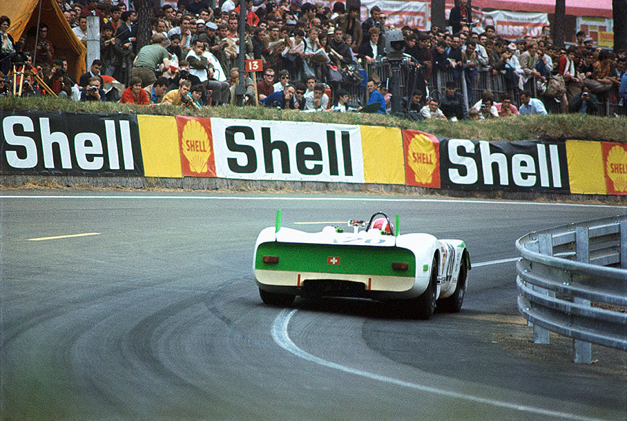 Tartaruga's Porsche P908/2L 028 #20 driven by Jo Siffert (CH) and Brian Redman (GB) retires with an oil leak after 60 laps