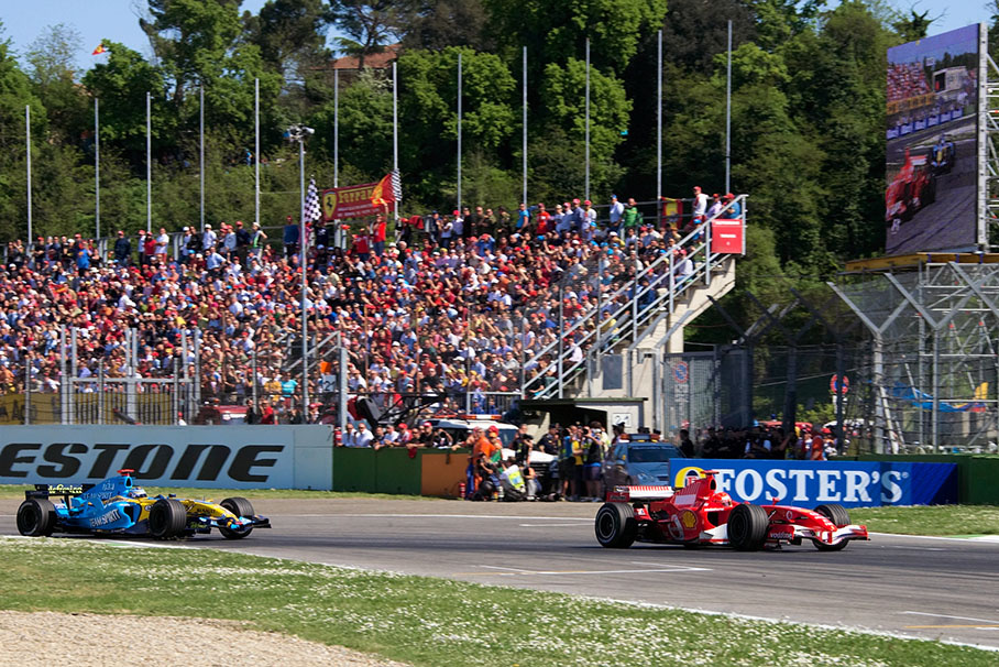 Exciting fight between Schumacher and Alonso in the last 15 laps