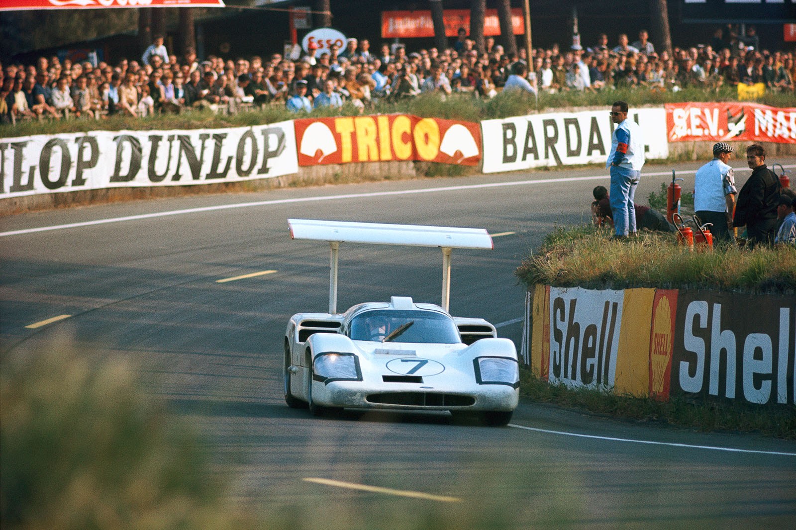 Mike Spence( GB) in the no. 7 Spence/Hill Chaparral 2F Chevrolet