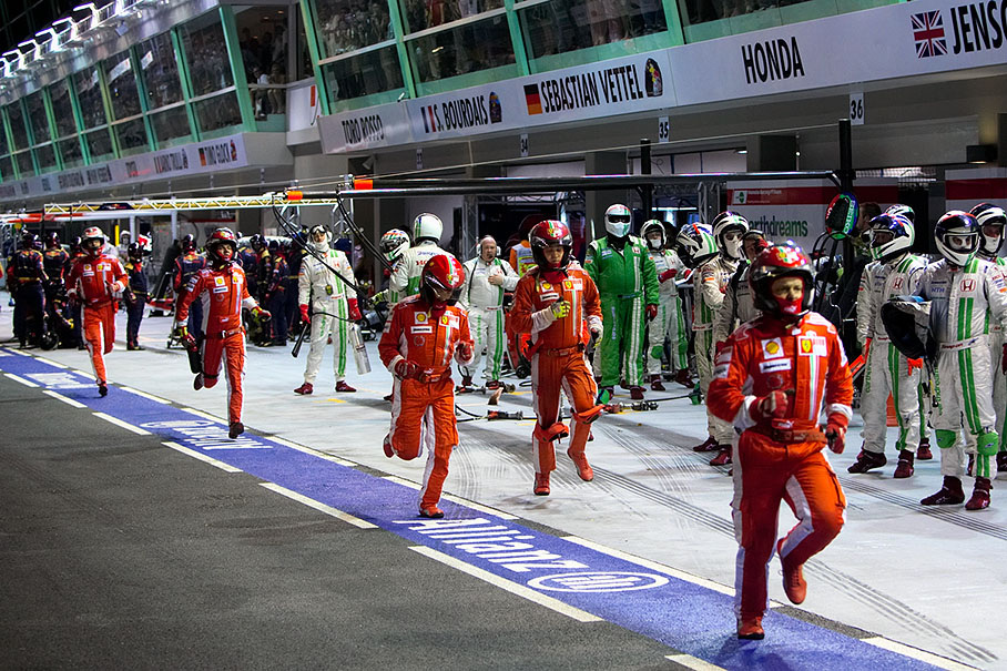 Ferrari mechanics run through the pitlane in order to remove the refueling hose from Massa's car