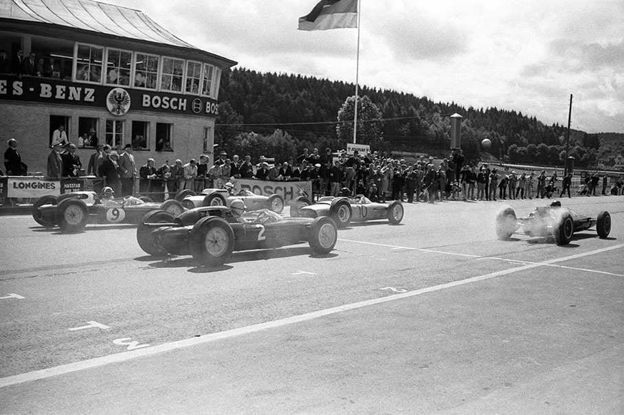 The start to the 1962 Solitude Grand Prix, polesetter and later winner Dan Gurney in a Porsche 804 with starting number 10 in front