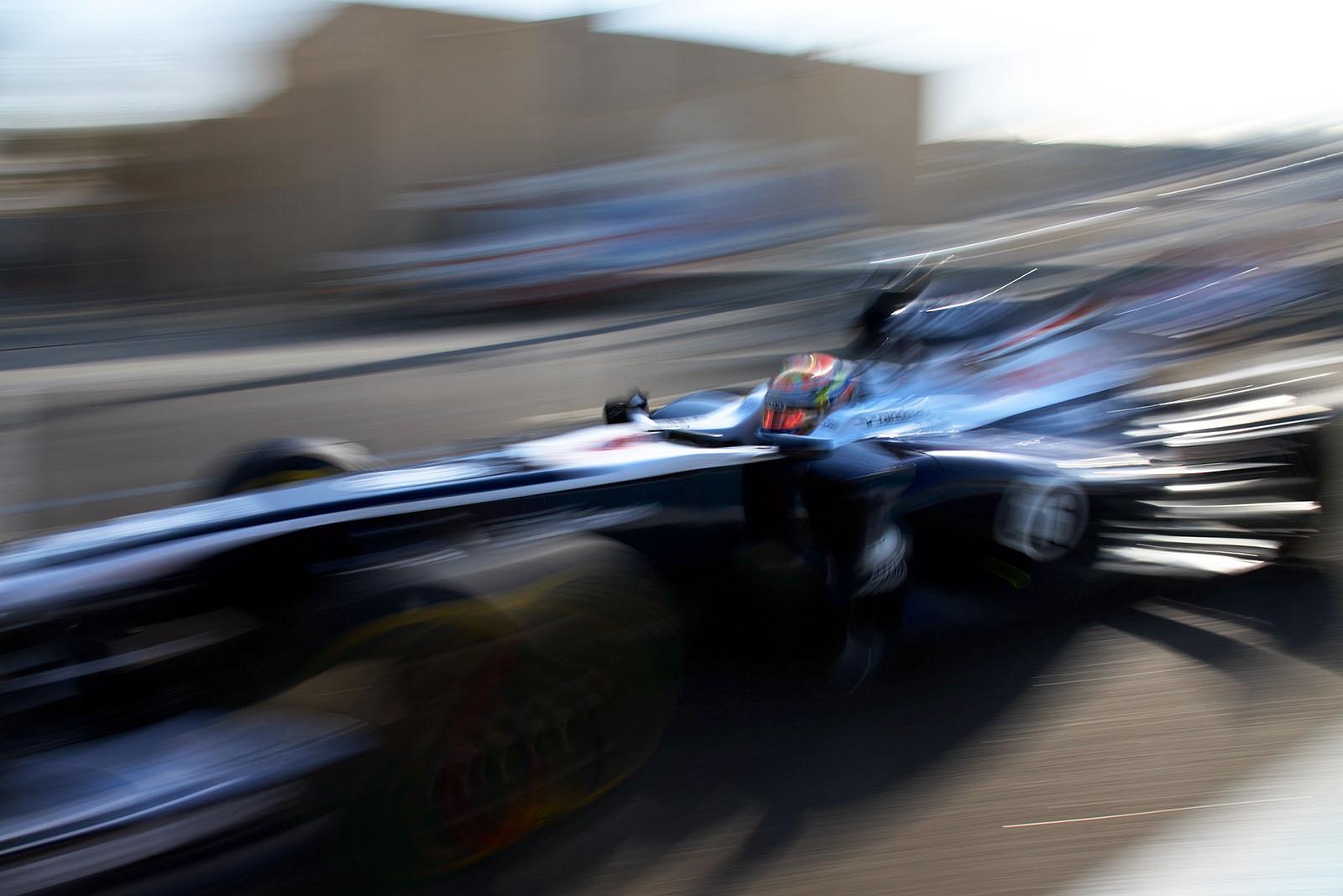 Pastor Maldonado, Williams-Renault, drives into the pits