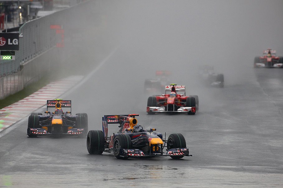 After the safety car has left its position in front of the pack, the two Red Bull-Renaults with Sebastian Vettel an Mark Webber lead the field
