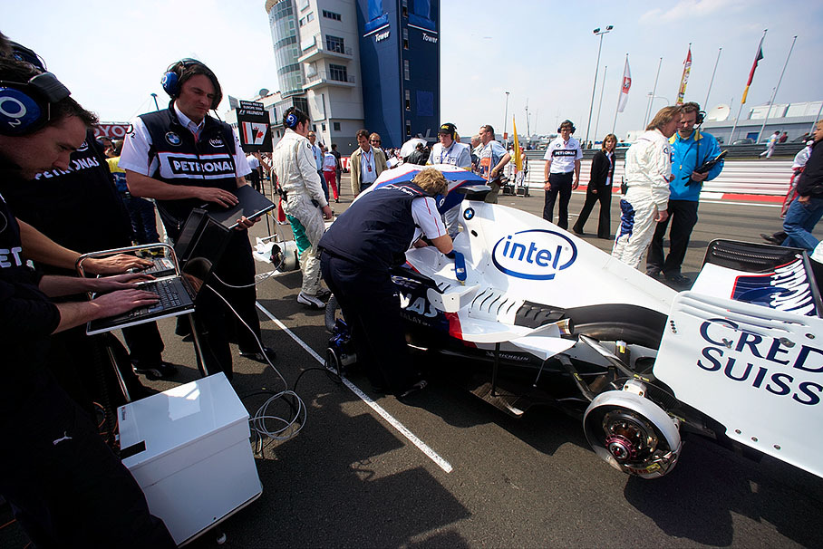 BMW Sauber engineers at Villeneuve's car