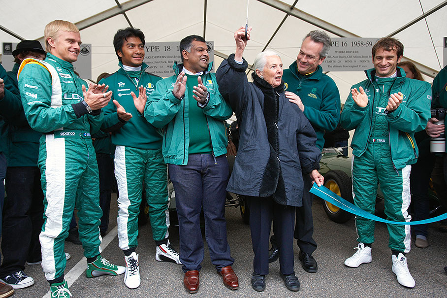 Hazel Chapman, widow of Colin Chapman declare the festival open. F.l.t.r: Heikki Kovalainen, Fairuz Fauzy, Tony Fernandes, Hazel Champman, Colin Champan's son Clinve and Jarno Trulli