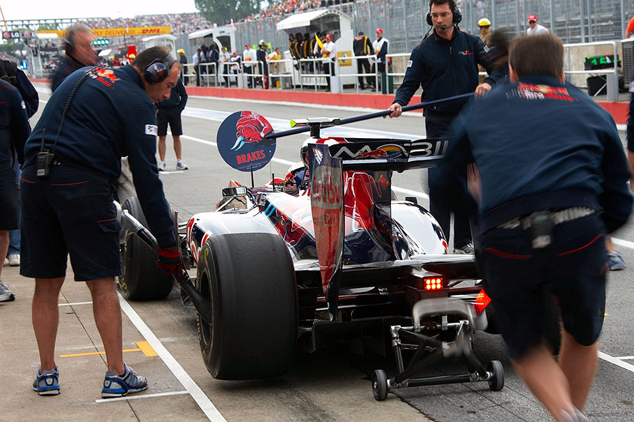 Jaime Alguersuari practises pit stops with the Toro Rosso pit crew