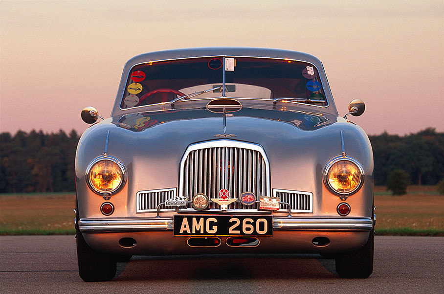 Beim Aston Martin DB2 LML/50/21 handelt es sich um die Nummer 21 der ersten 49 produzierten DB2 und um den ersten Aston Martin mit Vantage-Paket. Überhaupt wurden nur zwei Fahrzeuge dieser Serie als Vantage-Version ausgeliefert - die hier gezeigte an keinen geringeren als Briggs Cunningham.